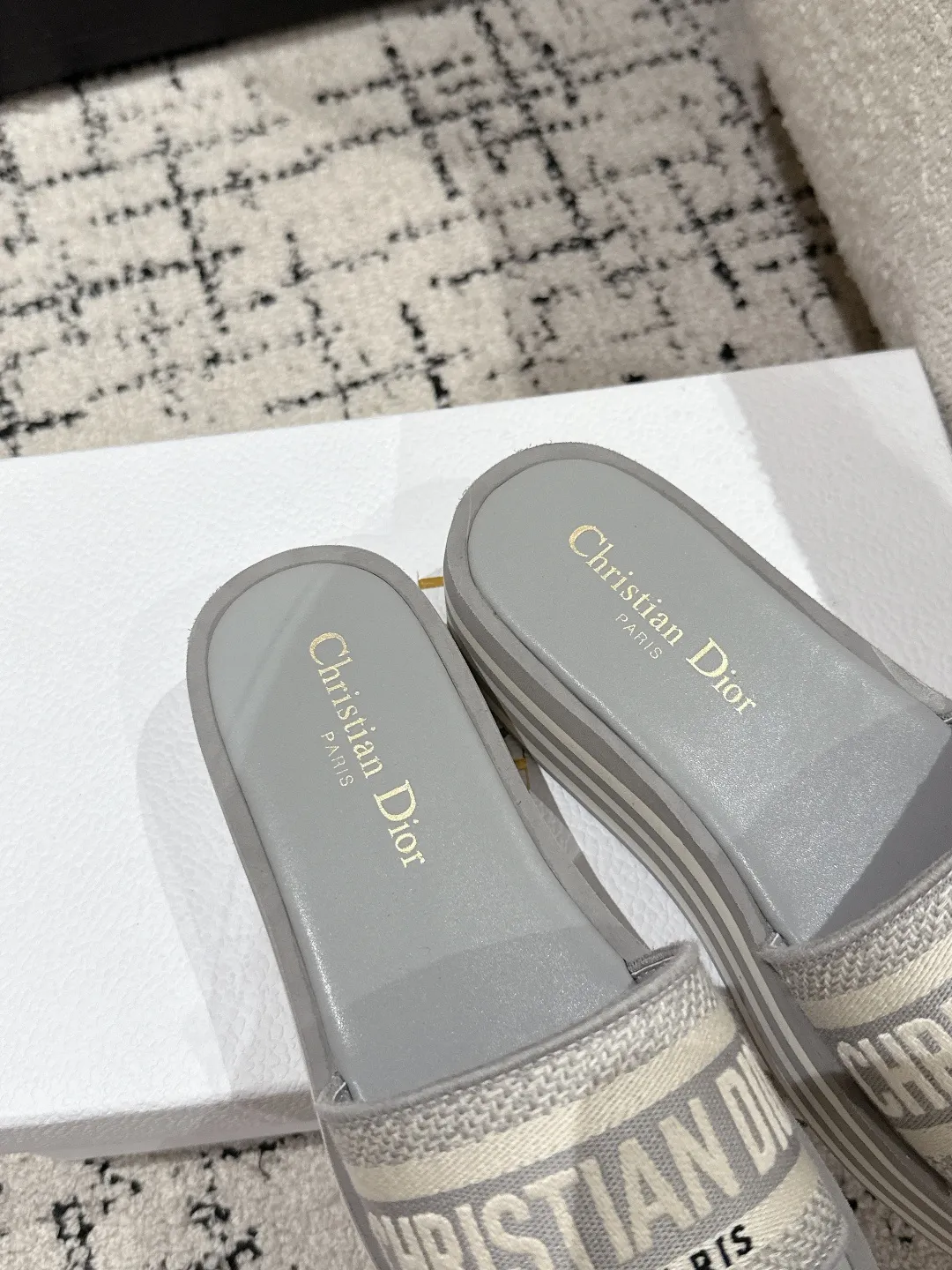 👟👟Ex-factory price 440👟👟 DIOR Dway fabric embroidered logo open toe 7cm thick sole one-word strap slippers CD letter logo three-dimensional embroidery thick bottom round toe open toe slippers The original development of the top version on the market, soft and delicate foot feel, extremely comfortable.  ✔️Upper: imported electro-embroidered cotton technical fabric ✔️Inner lining: water-dyed cowhide foot pad lining ✔️Outsole: original combination outsole ✔️Sole thickness: 7cm ✔️Size: #35-41 (40.41. Customized, non-refundable and non-exchangeable)